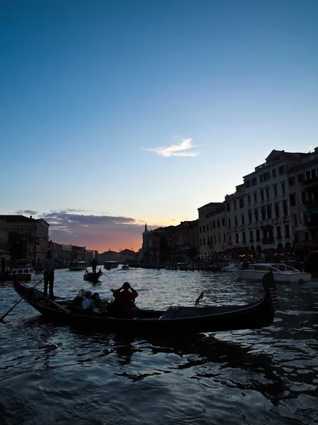 Barcos en góndola en Venecia Italia a la vista de la noche —  Fotos de Stock