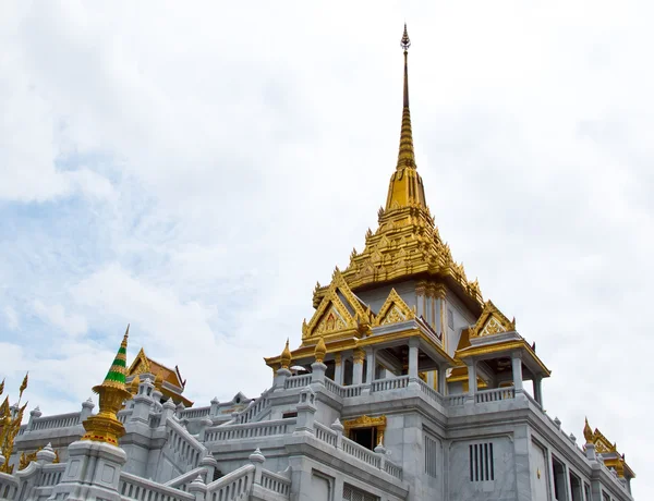 Wat Trimitr är den gamla templet i bangkok. Det ligger nära chin — Stockfoto