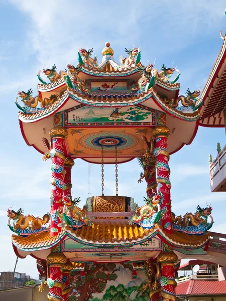 Chinese tempel met blauwe hemel — Stockfoto