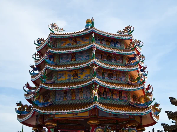 Kinesiskt tempel med blå himmel i chonburi thailand — Stockfoto