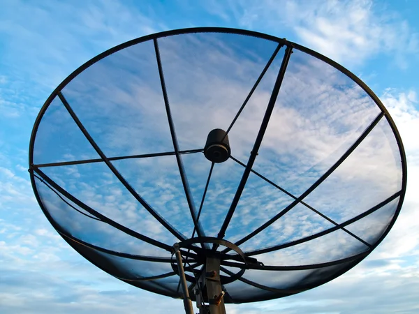 Uydu çanak antenler zemin üzerine mavi gökyüzü altında — Stok fotoğraf