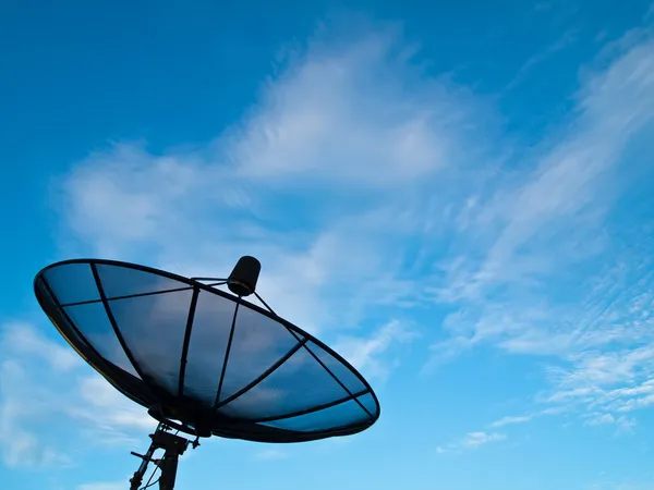 Супутникова тарілка з блакитним небом і хмарним фоном — стокове фото