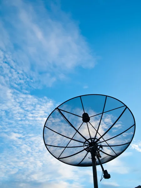 Antena parabólica com céu azul no fundo — Fotografia de Stock