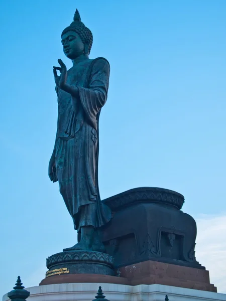Statuen av Buddha i Nakhon Pathom i Thailand – stockfoto