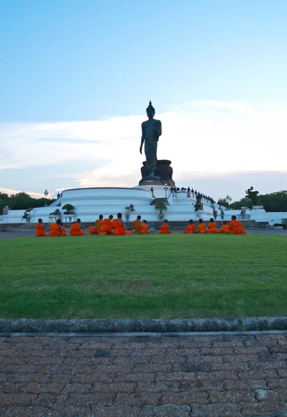 Munken be på phutthamonthon buddhistiska park, thailand — Stockfoto