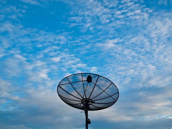 Супутникова тарілка на фоні блакитного неба на Середньому — стокове фото