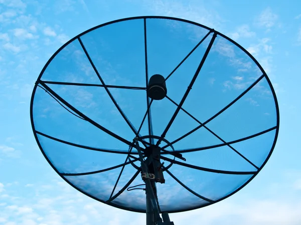 푸른 하늘에 건물 사무실에 큰 검은 위성 접시 스톡 이미지