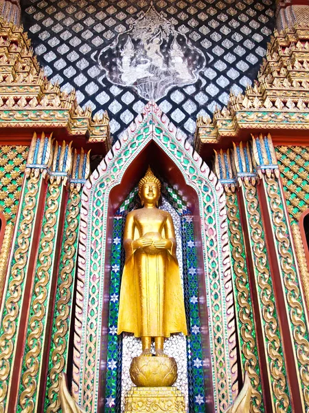 Buda de pé em frente à igreja, Tailândia — Fotografia de Stock