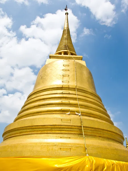 Mountain golden temple (vertical) — Stock Photo, Image
