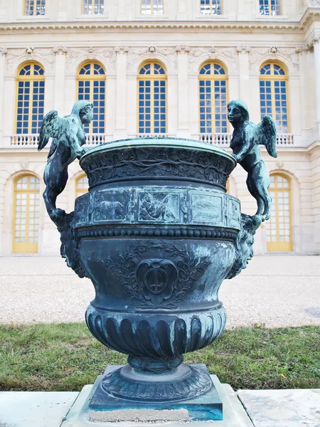 Ваза с ангелами украшает Версаль — стоковое фото