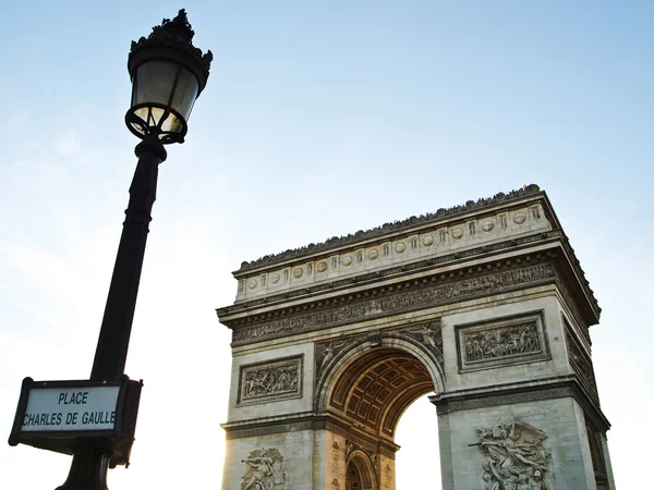 Gerbang kemenangan dengan tiang lampu, Napoleon Bonaparte di Paris Franc — Stok Foto