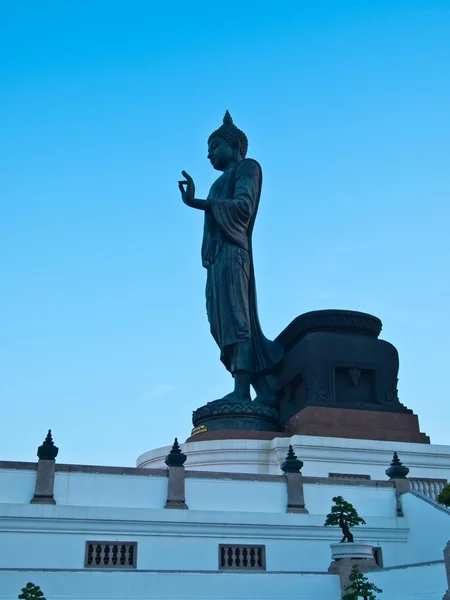 Buddha-Statue in Nakhon-Pathom, Thailand (vertikal)) — Stockfoto