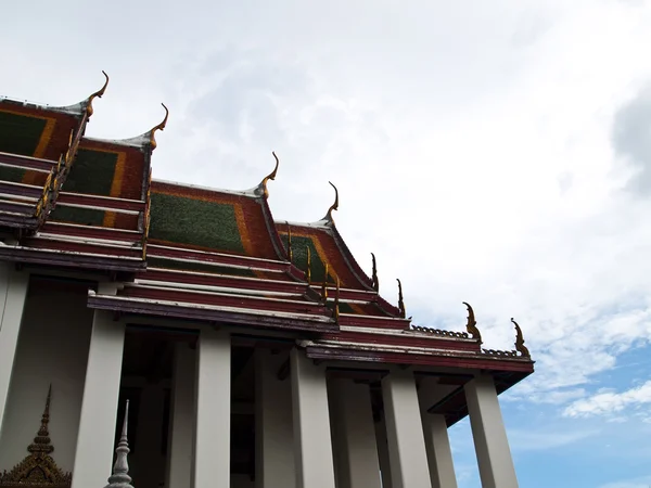 Telhado do templo tailandês em Wat Suthat Temple em Bangkok, Tailândia — Fotografia de Stock