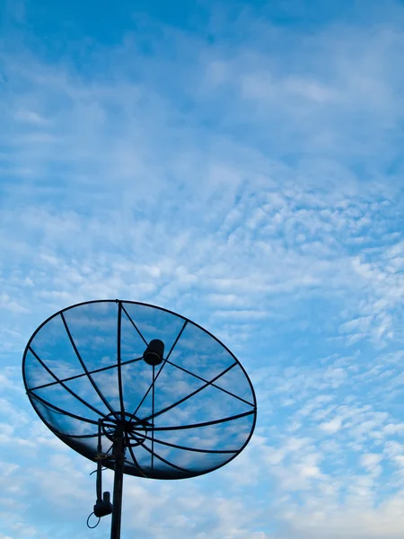 Antena parabólica em um fundo céu azul (vertical ) — Fotografia de Stock