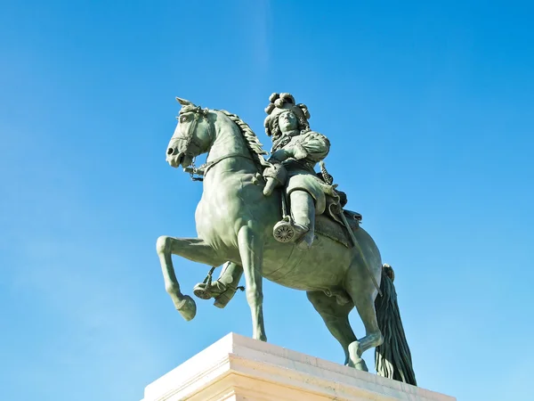 Estatua de Luis XIV frente al palacio de versailles cerca de París — Foto de Stock