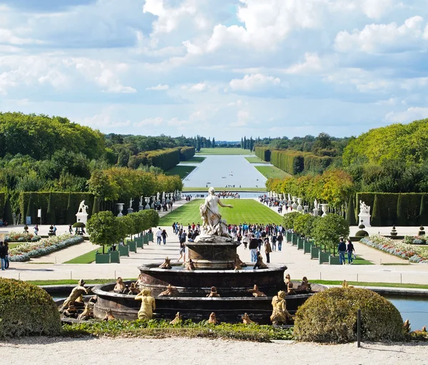 Jardim do Castelo de Versalhes com fonte e turistas — Fotografia de Stock