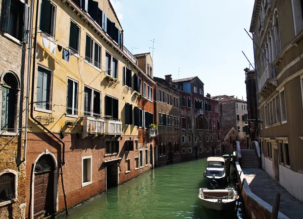 Um tranquilo Um dos canais em Veneza Itália — Fotografia de Stock