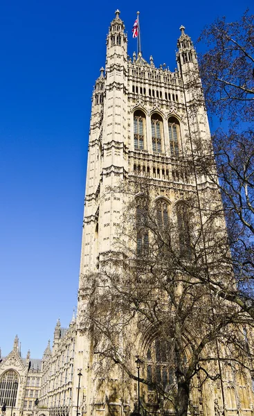 Londra, il parlamento sotto il cielo blu inglese — Foto Stock