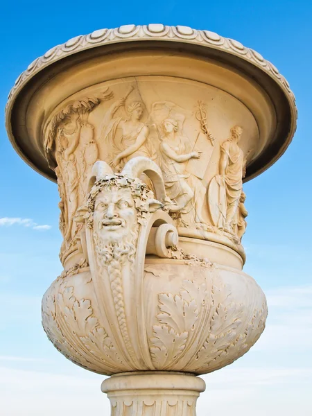 Details van prachtige vaas in versailles kasteel met blauwe hemel — Stockfoto