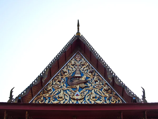 A tető nyeregtetős és a phoenix szobor Thaiföldön — Stock Fotó