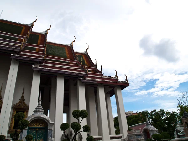 Telhado do templo tailandês em Wat Suthat Temple em Bangkok, Tailândia — Fotografia de Stock