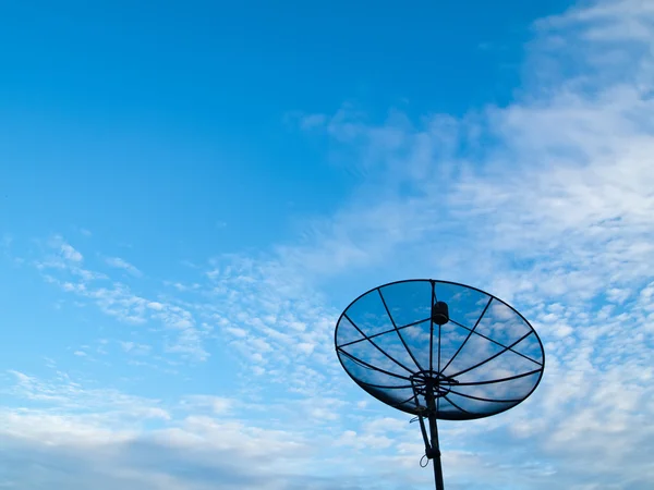 Satellit kommunikation disk på blå himmel bakgrund — Stockfoto