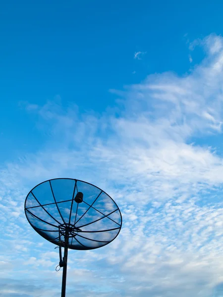 Antenas antenas parabólicas bajo fondo azul cielo —  Fotos de Stock