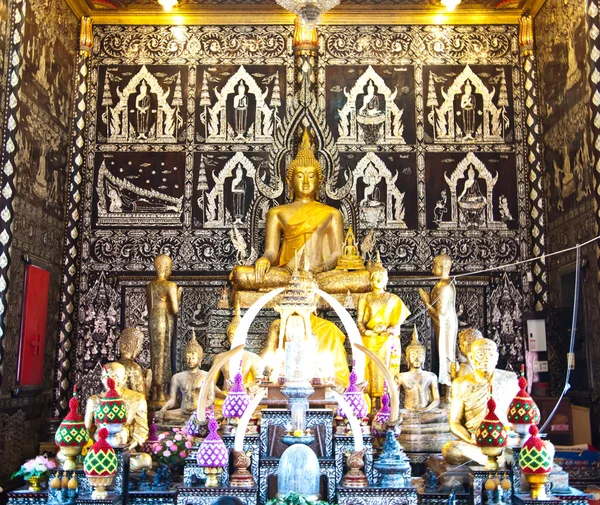 O buda dourado em um templo budista, Tailândia — Fotografia de Stock