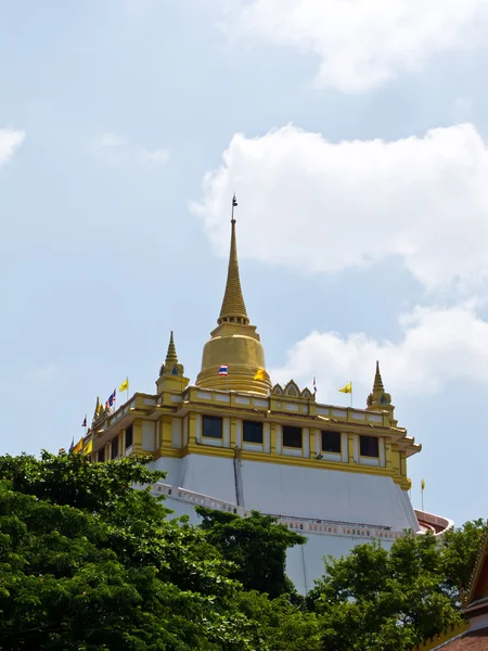 Golden pagoda on the top of Wat Saket, Bangkok Thailand — стоковое фото