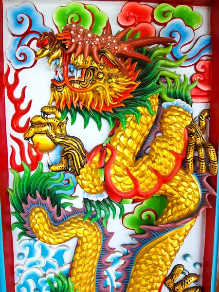 Drachenstatus, Mauer am chinesischen Tempel — Stockfoto