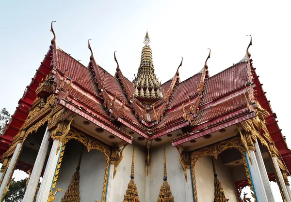 Um templo para budistas em Suphanburi, Tailândia — Fotografia de Stock