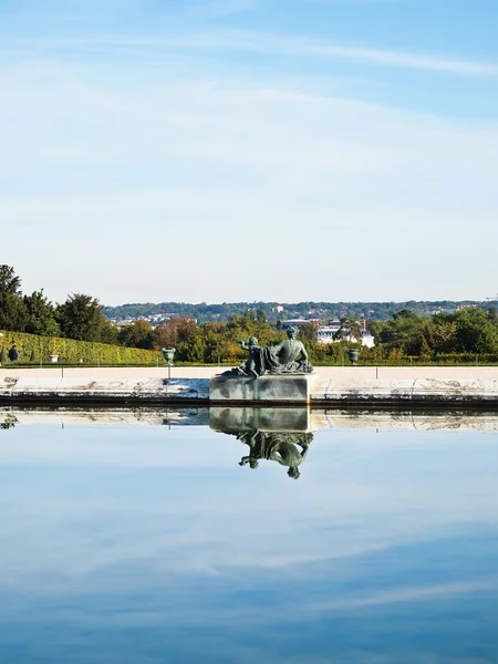 Reflet du ciel bleu avec Statue à Versailles, France — Photo