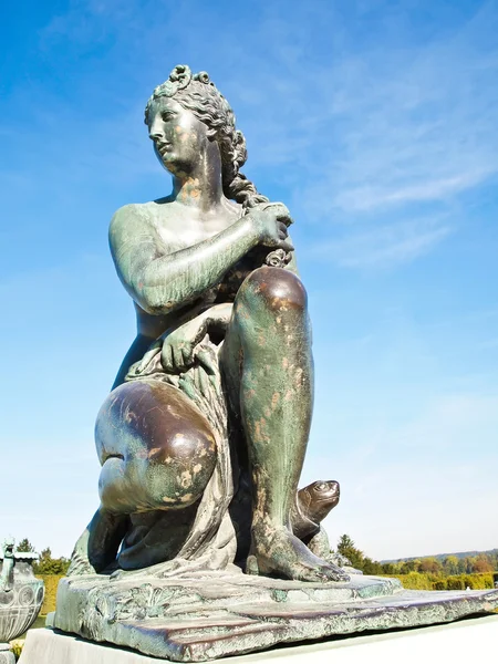 Kvinna staty på slottet versailles, france — Stockfoto