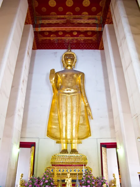 Buda dourado fica em Ubosot de Wat Saket templo — Fotografia de Stock