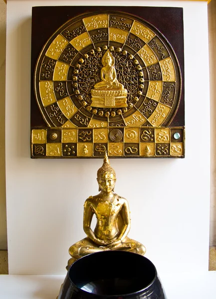 Buddha-Statue und die mitgeführte Schale — Stockfoto