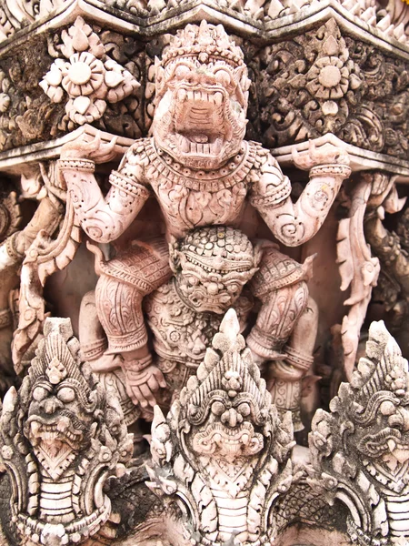 Kolos idealna małpa pomóc przeprowadzić pagoda — Zdjęcie stockowe