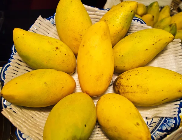 Golden Mangoes background — Stock Photo, Image