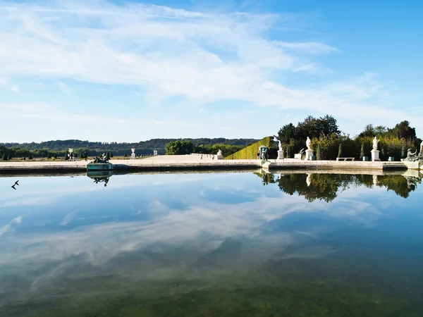 Reflexão do céu azul sobre a água no Castelo de Versalhes — Fotografia de Stock