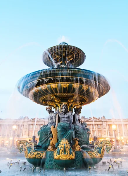 协和广场晚上在巴黎的喷泉 — 图库照片