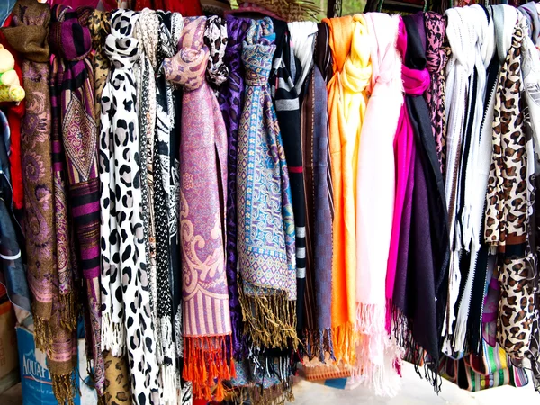 Farbenfroher Schal auf dem Markt in Dalat, Vietnam — Stockfoto