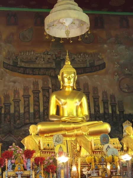 Μεγάλο χρυσό άγαλμα του Βούδα στο wat rakhang, Μπανγκόκ — Φωτογραφία Αρχείου