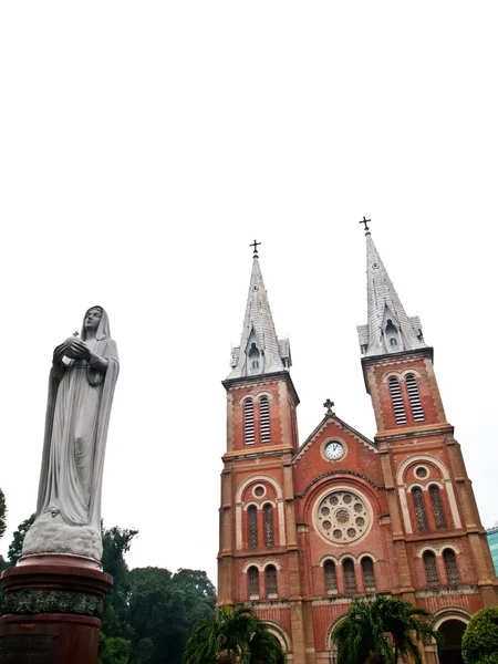 巴黎圣母院与圣母玛利亚在越南胡志明市 — 图库照片