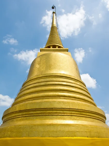 Montanha Pagode dourado no templo Wat Saket (vertical ) — Fotografia de Stock