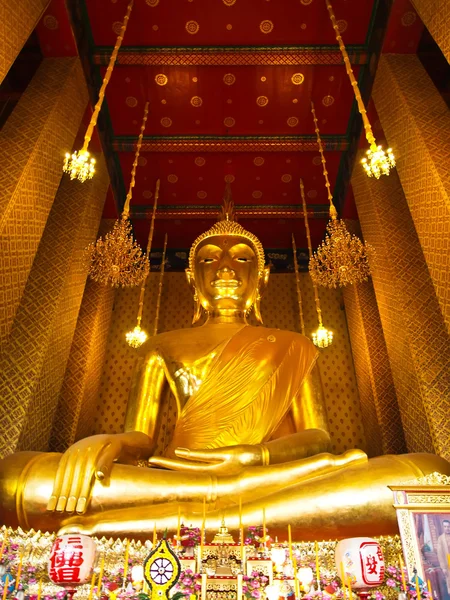Grande statue de Bouddha à Wat Kalayanamitr, Bangkok — Photo