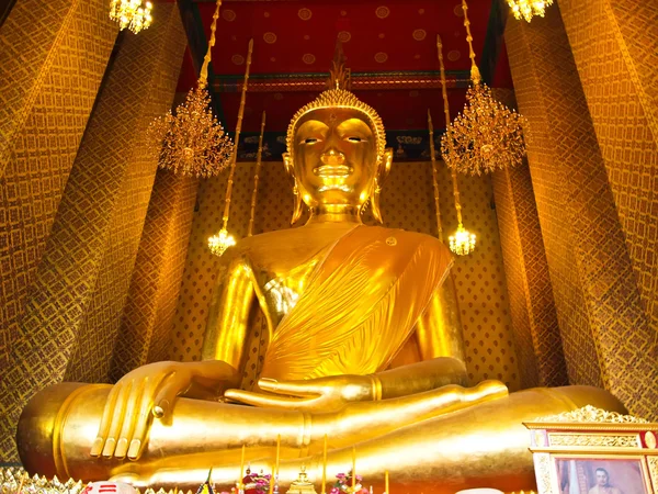Nagy buddha szobor, a wat kalayanamitr, bangkok — Stock Fotó