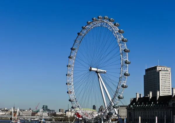 Le London Eye près de la Tamise — Photo