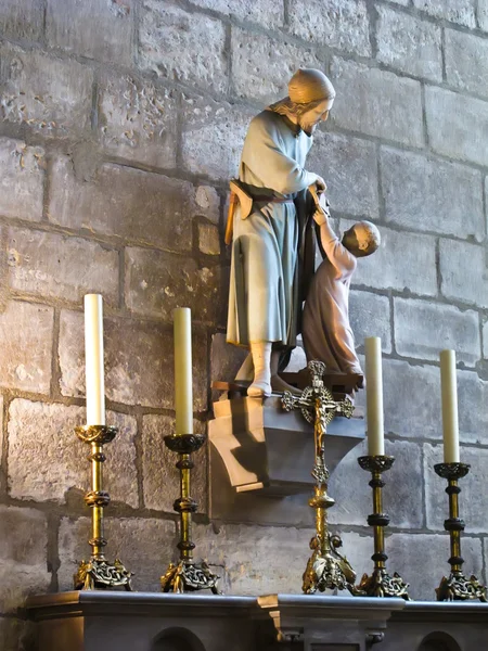 Estatua de un santo y un niño —  Fotos de Stock