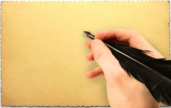 Hand schrijven met quill op oude grungy ansichtkaart — Stockfoto