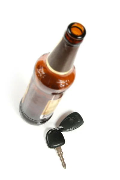 Auto klíč a pivní láhev — Stock fotografie