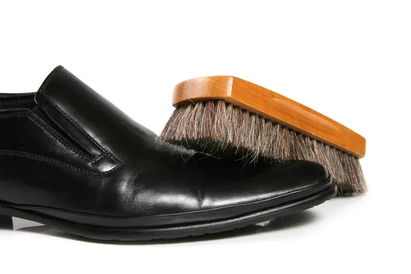 Černé kožené boty a štětec — Stock fotografie